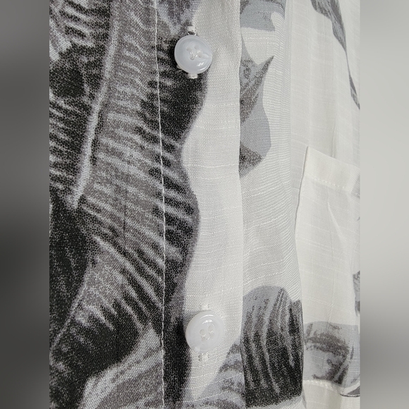 NWOT Diosum Women's Plus Size Gray/ White Hawaiian Print Button Down Blouse - 2X - Picture 2 of 8
